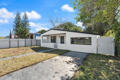 Villa ou maison à vendre à Miami, Floride: 3 chambres, 116.31 m2 № 2024519 - photo 2