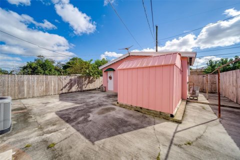 Casa en venta en Hialeah, Florida, 3 dormitorios, 150.04 m2 № 2079768 - foto 9