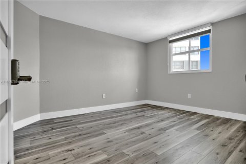 Copropriété à louer à Miami Beach, Floride: 2 chambres, 84.36 m2 № 1883855 - photo 12