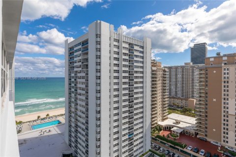 Снять в аренду кондоминиум в Халландейл-Бич, Флорида 3 спальни, 180.23м2, № 2005914 - фото 24