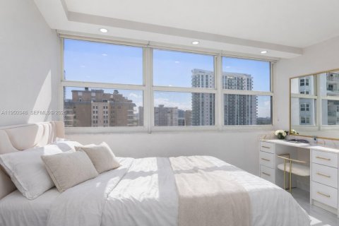 Снять в аренду кондоминиум в Халландейл-Бич, Флорида 3 спальни, 180.23м2, № 2005914 - фото 13