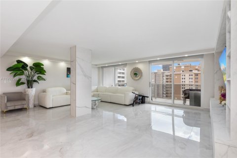 Снять в аренду кондоминиум в Халландейл-Бич, Флорида 3 спальни, 180.23м2, № 2005914 - фото 3