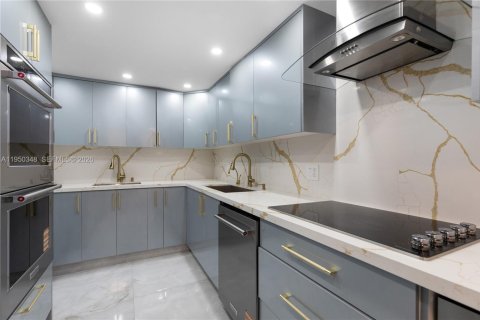 Снять в аренду кондоминиум в Халландейл-Бич, Флорида 3 спальни, 180.23м2, № 2005914 - фото 10