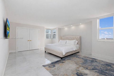 Снять в аренду кондоминиум в Халландейл-Бич, Флорида 3 спальни, 180.23м2, № 2005914 - фото 18