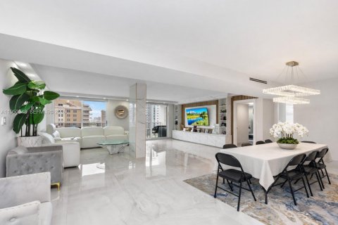 Снять в аренду кондоминиум в Халландейл-Бич, Флорида 3 спальни, 180.23м2, № 2005914 - фото 4