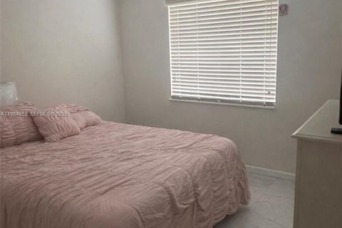 House in Miami, Florida 3 bedrooms, 127.93 sq.m. № 2081161 - photo 16