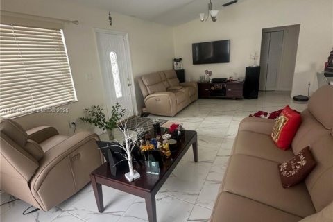 House in Miami, Florida 3 bedrooms, 127.93 sq.m. № 2081161 - photo 7