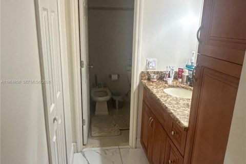 House in Miami, Florida 3 bedrooms, 127.93 sq.m. № 2081161 - photo 10
