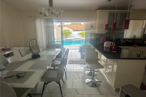 House in Miami, Florida 3 bedrooms, 127.93 sq.m. № 2081161 - photo 8