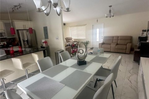 House in Miami, Florida 3 bedrooms, 127.93 sq.m. № 2081161 - photo 12