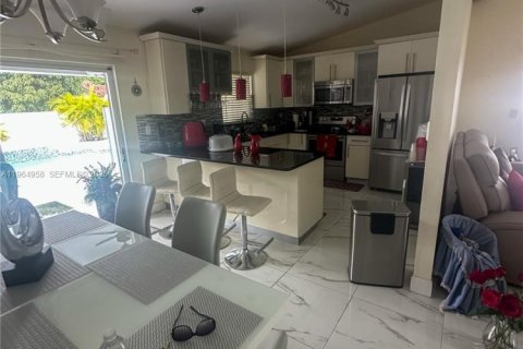 House in Miami, Florida 3 bedrooms, 127.93 sq.m. № 2081161 - photo 6