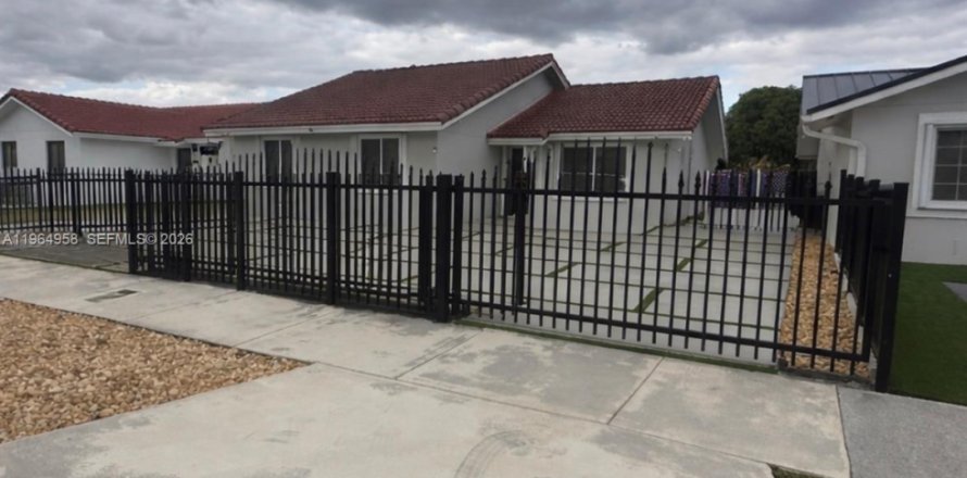 House in Miami, Florida 3 bedrooms, 127.93 sq.m. № 2081161