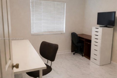House in Miami, Florida 3 bedrooms, 127.93 sq.m. № 2081161 - photo 14