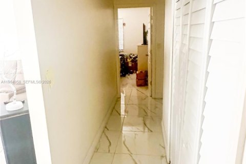House in Miami, Florida 3 bedrooms, 127.93 sq.m. № 2081161 - photo 5
