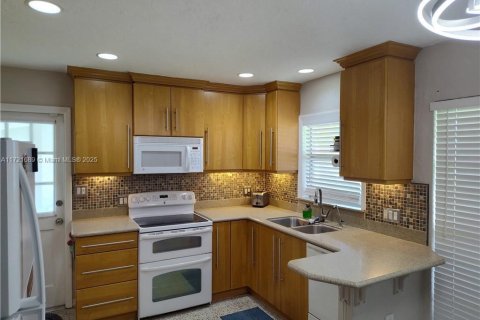 Villa ou maison à vendre à Fort Myers, Floride: 2 chambres, 98.94 m2 № 1954276 - photo 10