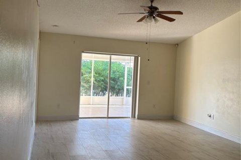 Villa ou maison à louer à Brandon, Floride: 4 chambres, 140 m2 № 2386632 - photo 8