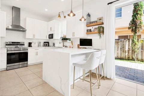 Снять в аренду таунхаус в Майами, Флорида 4 спальни, 163.32м2, № 1989330 - фото 10