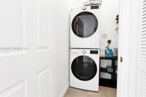 Снять в аренду таунхаус в Майами, Флорида 4 спальни, 163.32м2, № 1989330 - фото 28