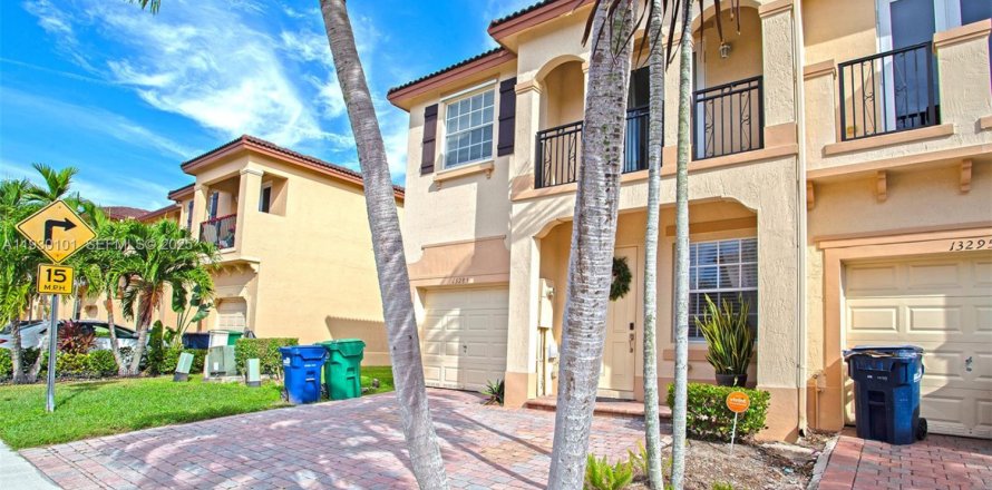 Таунхаус в Майами, Флорида 4 спальни, 163.32м2 № 1989330