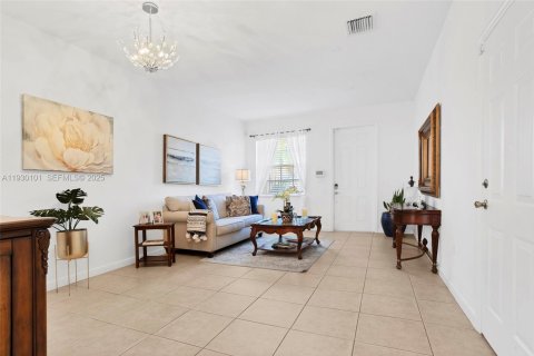 Снять в аренду таунхаус в Майами, Флорида 4 спальни, 163.32м2, № 1989330 - фото 5