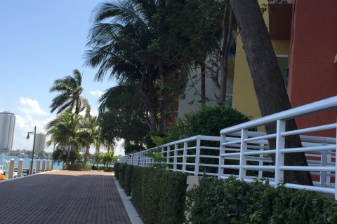 Condo in West Palm Beach, Florida, 2 bedrooms  № 1182646 - photo 1