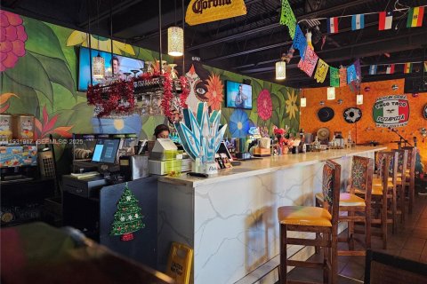 Commercial property in Hollywood, Florida № 1990927 - photo 4