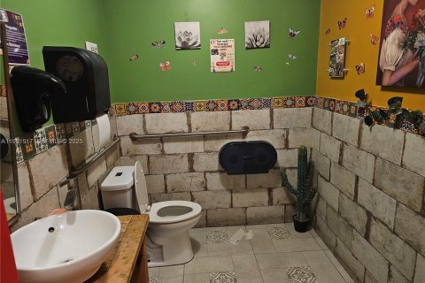 Commercial property in Hollywood, Florida № 1990927 - photo 7