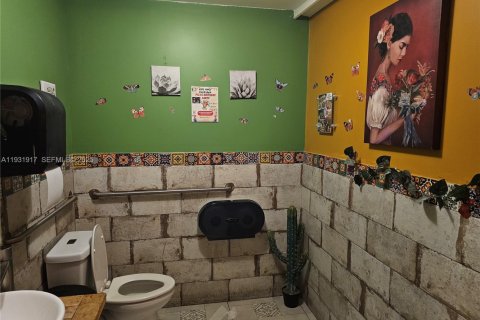 Commercial property in Hollywood, Florida № 1990927 - photo 8