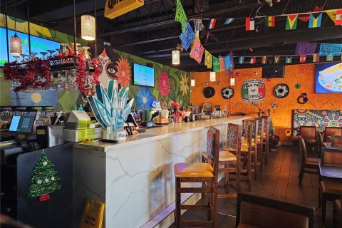 Commercial property in Hollywood, Florida № 1990927 - photo 3