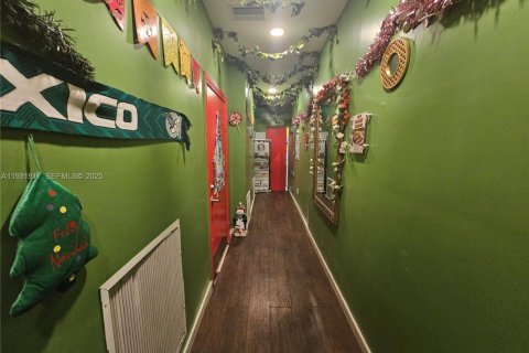 Commercial property in Hollywood, Florida № 1990927 - photo 6