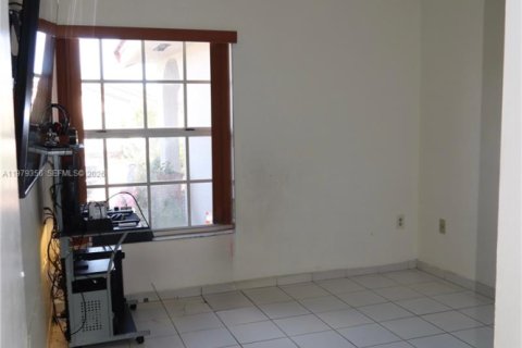 House in Miami, Florida 3 bedrooms, 179.67 sq.m. № 2046045 - photo 28