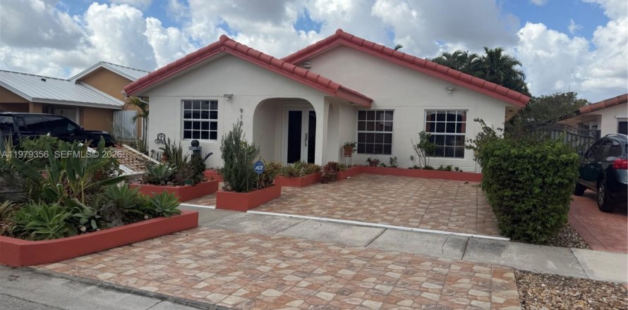 House in Miami, Florida 3 bedrooms, 179.67 sq.m. № 2046045