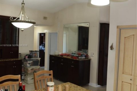 House in Miami, Florida 3 bedrooms, 179.67 sq.m. № 2046045 - photo 21