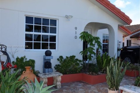 House in Miami, Florida 3 bedrooms, 179.67 sq.m. № 2046045 - photo 4