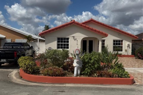 House in Miami, Florida 3 bedrooms, 179.67 sq.m. № 2046045 - photo 7