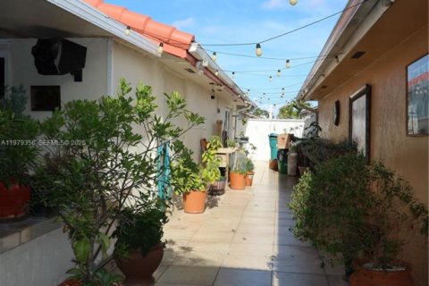 House in Miami, Florida 3 bedrooms, 179.67 sq.m. № 2046045 - photo 12