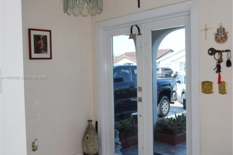 House in Miami, Florida 3 bedrooms, 179.67 sq.m. № 2046045 - photo 13