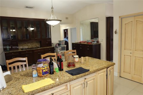 House in Miami, Florida 3 bedrooms, 179.67 sq.m. № 2046045 - photo 20