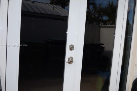 House in Miami, Florida 3 bedrooms, 179.67 sq.m. № 2046045 - photo 29