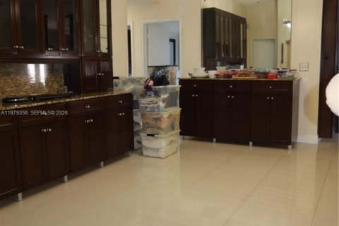 House in Miami, Florida 3 bedrooms, 179.67 sq.m. № 2046045 - photo 22