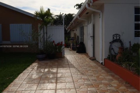 House in Miami, Florida 3 bedrooms, 179.67 sq.m. № 2046045 - photo 9