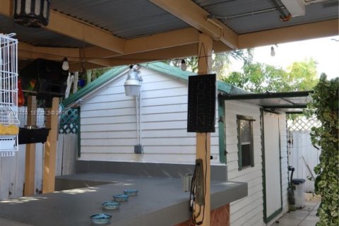 House in Miami, Florida 3 bedrooms, 179.67 sq.m. № 2046045 - photo 30