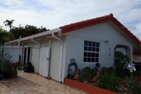 House in Miami, Florida 3 bedrooms, 179.67 sq.m. № 2046045 - photo 8