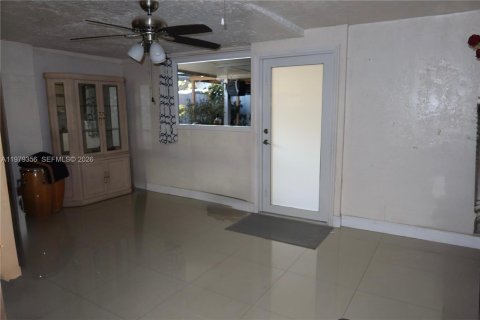House in Miami, Florida 3 bedrooms, 179.67 sq.m. № 2046045 - photo 15
