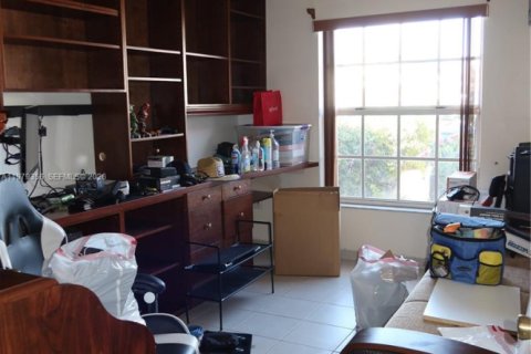 House in Miami, Florida 3 bedrooms, 179.67 sq.m. № 2046045 - photo 27