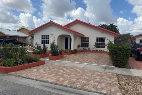 House in Miami, Florida 3 bedrooms, 179.67 sq.m. № 2046045 - photo 6
