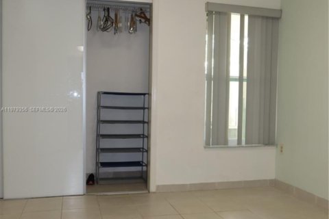 House in Miami, Florida 3 bedrooms, 179.67 sq.m. № 2046045 - photo 25