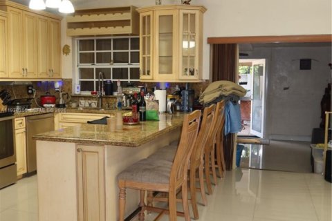 House in Miami, Florida 3 bedrooms, 179.67 sq.m. № 2046045 - photo 18