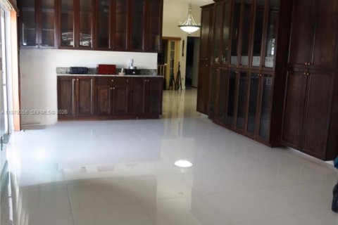 House in Miami, Florida 3 bedrooms, 179.67 sq.m. № 2046045 - photo 16