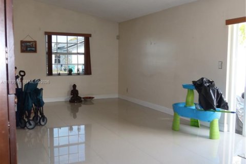 House in Miami, Florida 3 bedrooms, 179.67 sq.m. № 2046045 - photo 24